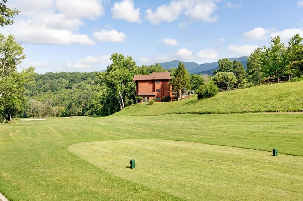 Family Getaway! Nature Setting, Pool, Near Little Pigeon River, Mountain Biking