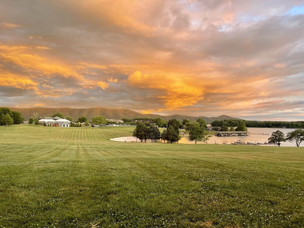 Bernard's Landing Hillside Lake Escape SML Deals & Reviews