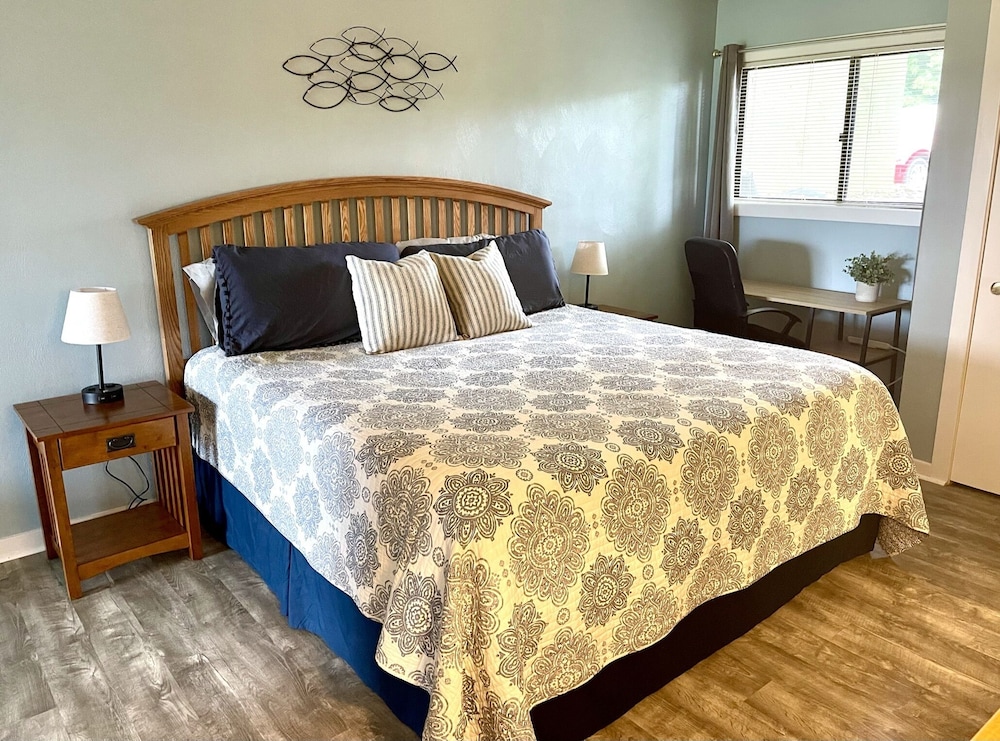 Bernard's Landing Hillside Lake Escape SML Deals & Reviews