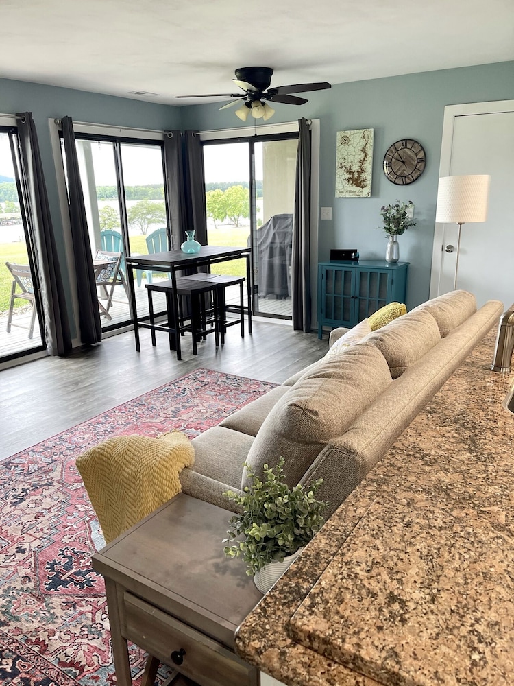 Bernard's Landing Hillside Lake Escape SML Deals & Reviews