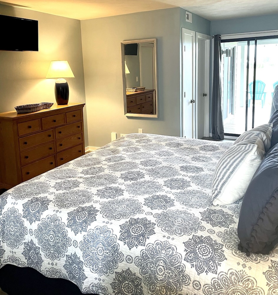 Bernard's Landing Hillside Lake Escape SML Deals & Reviews