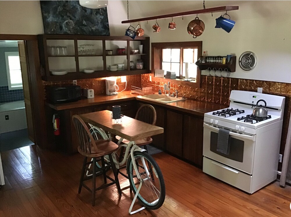 Creekside Cottage (Pet Friendly/Hot Tub) Deals & Reviews (Eureka