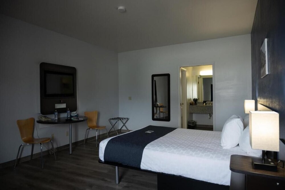Outdoor Recreation, Breakfast, Pet-Friendly, Parking, Near Clarks Lookout Trailhead