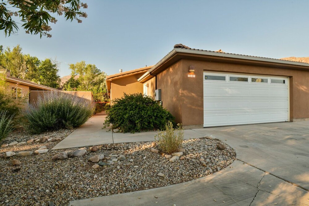 CW 477 - Pet friendly, Downtown, indoor year-round pool