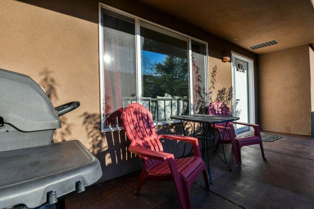 CW 477 - Pet friendly, Downtown, indoor year-round pool