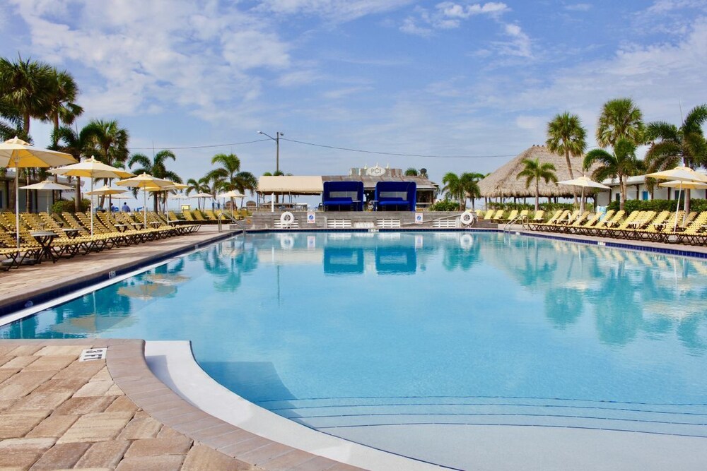 On the Beach! Garden View Unit, Pool