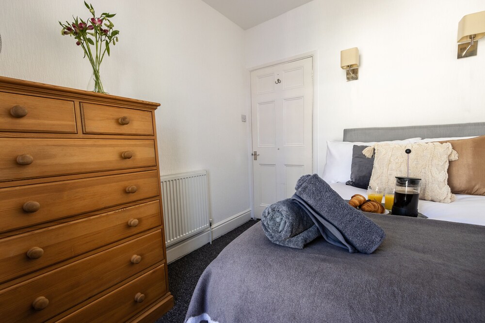 Spacious - Central 2 Bed Apartment