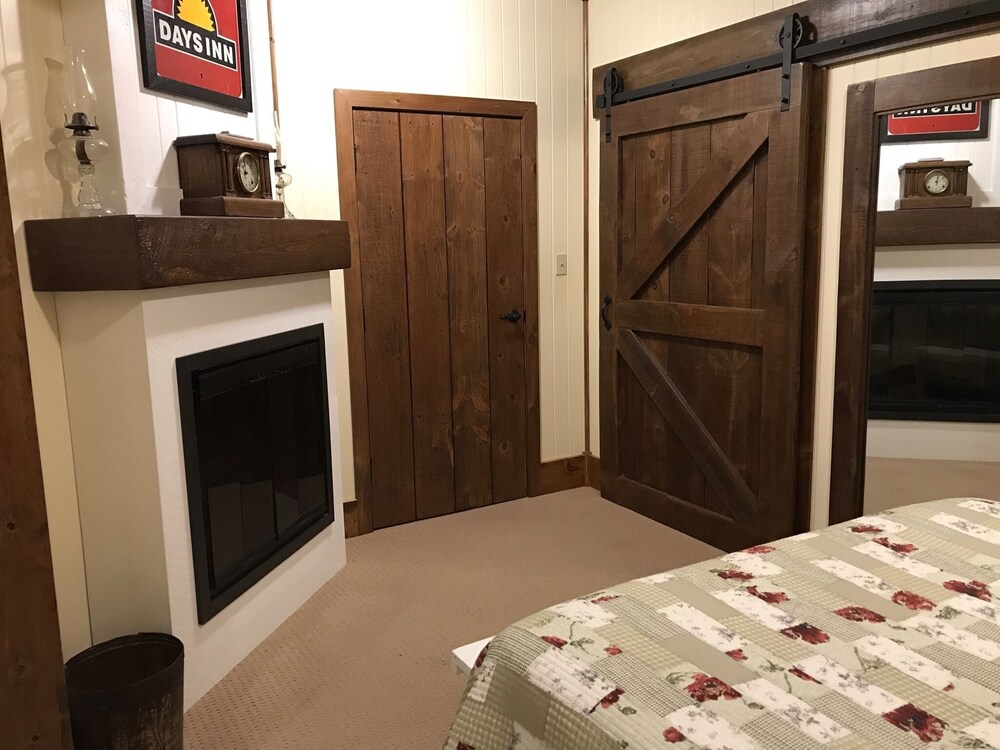 Rockcliffe House, Private Guest Suite on Brandy Lake Deals & Reviews