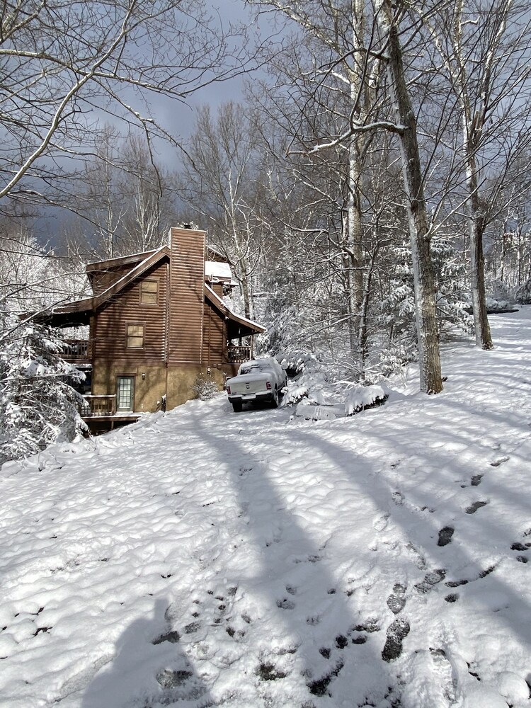 Log Cabin, Hot Tub, Great Mountain View, Just above Bent Creek Golf Course!!