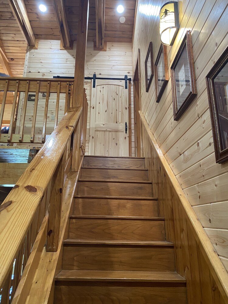 Log Cabin, Hot Tub, Great Mountain View, Just above Bent Creek Golf Course!!