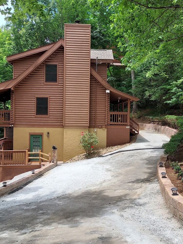 Log Cabin, Hot Tub, Great Mountain View, Just above Bent Creek Golf Course!!