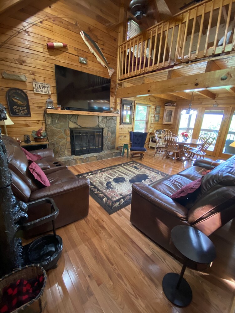 Log Cabin, Hot Tub, Great Mountain View, Just above Bent Creek Golf Course!!