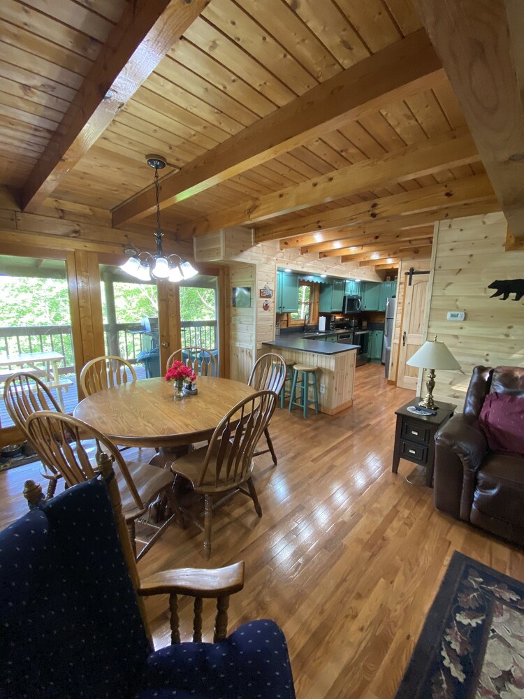 Log Cabin, Hot Tub, Great Mountain View, Just above Bent Creek Golf Course!!