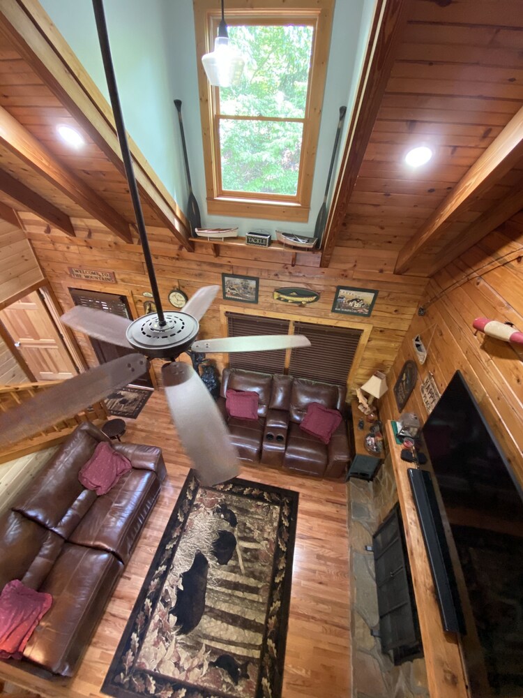 Log Cabin, Hot Tub, Great Mountain View, Just above Bent Creek Golf Course!!