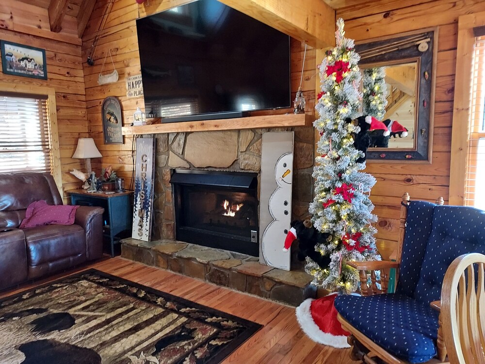 Log Cabin, Hot Tub, Great Mountain View, Just above Bent Creek Golf Course!!