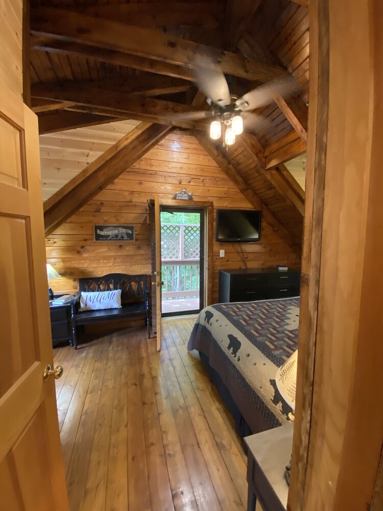 Log Cabin, Hot Tub, Great Mountain View, Just above Bent Creek Golf Course!!