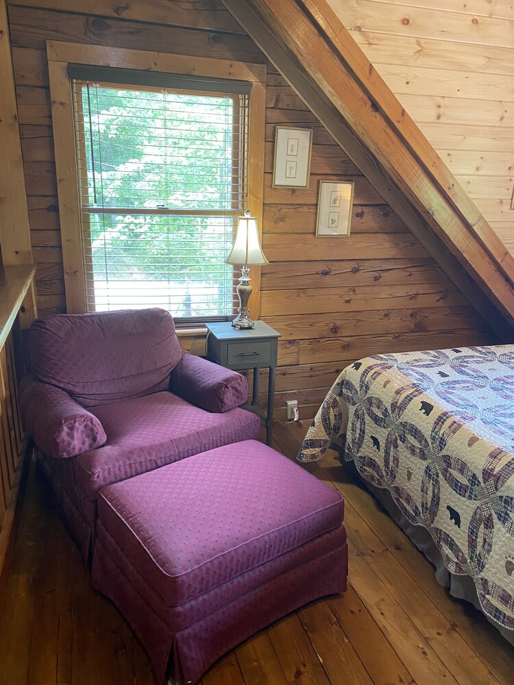 Log Cabin, Hot Tub, Great Mountain View, Just above Bent Creek Golf Course!!