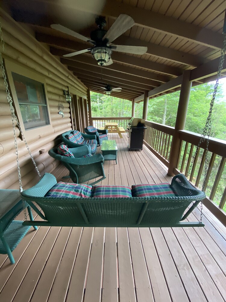 Log Cabin, Hot Tub, Great Mountain View, Just above Bent Creek Golf Course!!