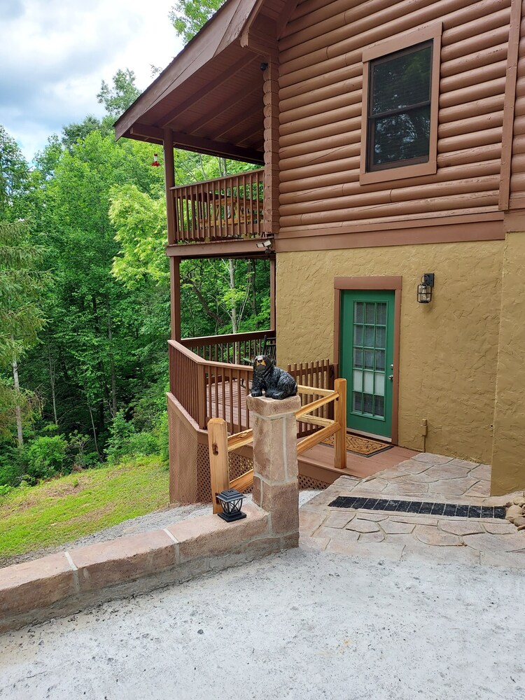 Log Cabin, Hot Tub, Great Mountain View, Just above Bent Creek Golf Course!!