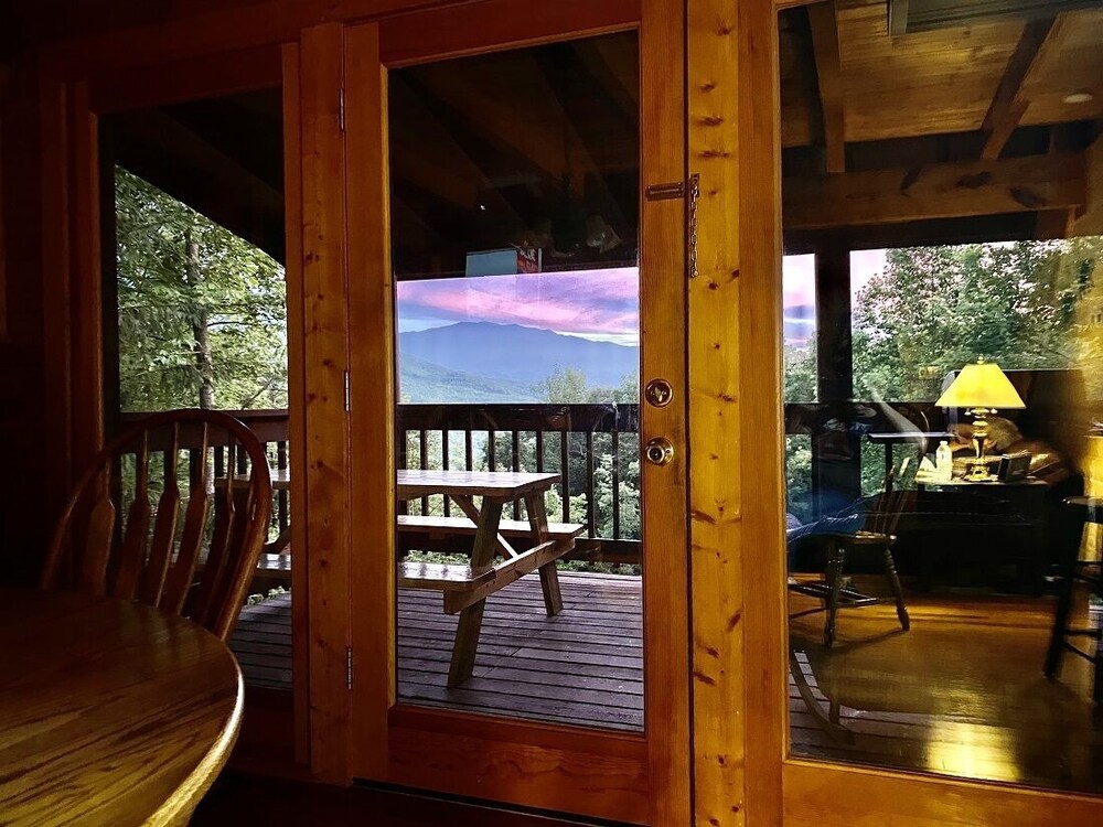 Log Cabin, Hot Tub, Great Mountain View, Just above Bent Creek Golf Course!!