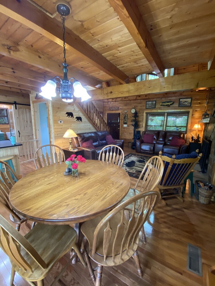 Log Cabin, Hot Tub, Great Mountain View, Just above Bent Creek Golf Course!!