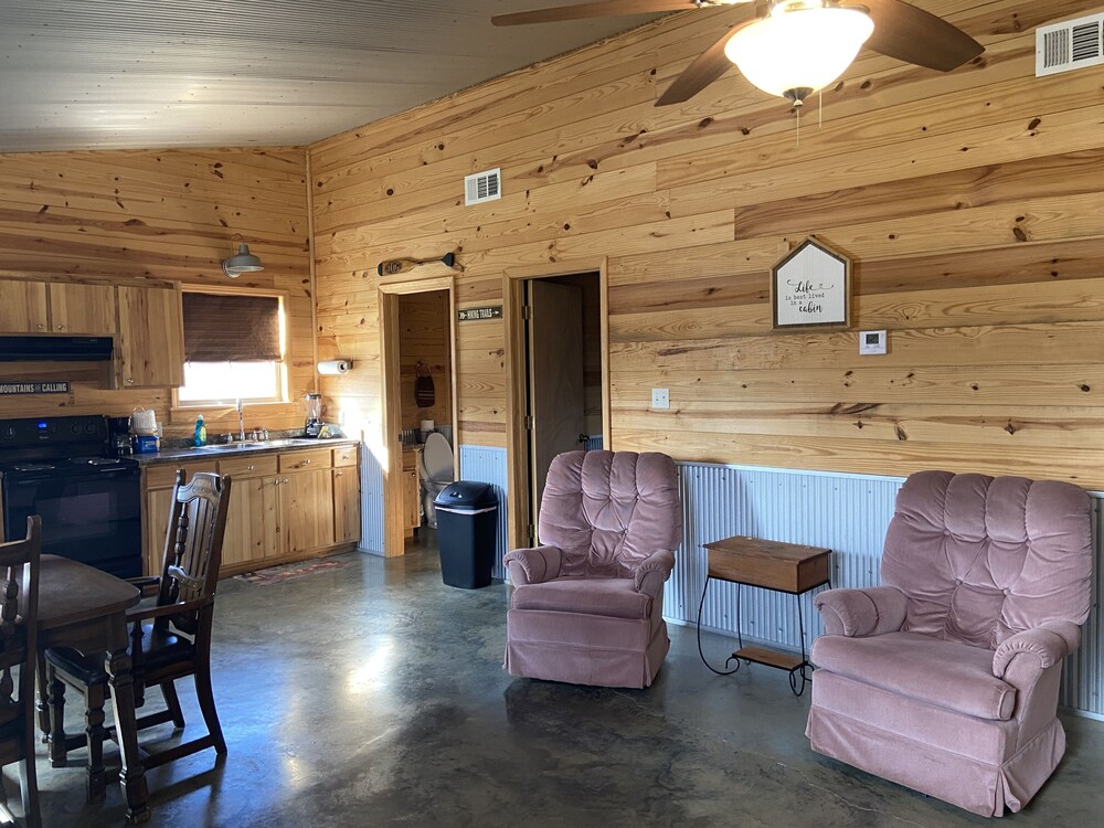  Secluded Bear Den Grizzly Cabin. Great for Star Gazing.