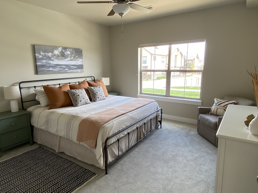 Beautiful One Bedroom One Bath Condo for 30 day+ stays! Abundant