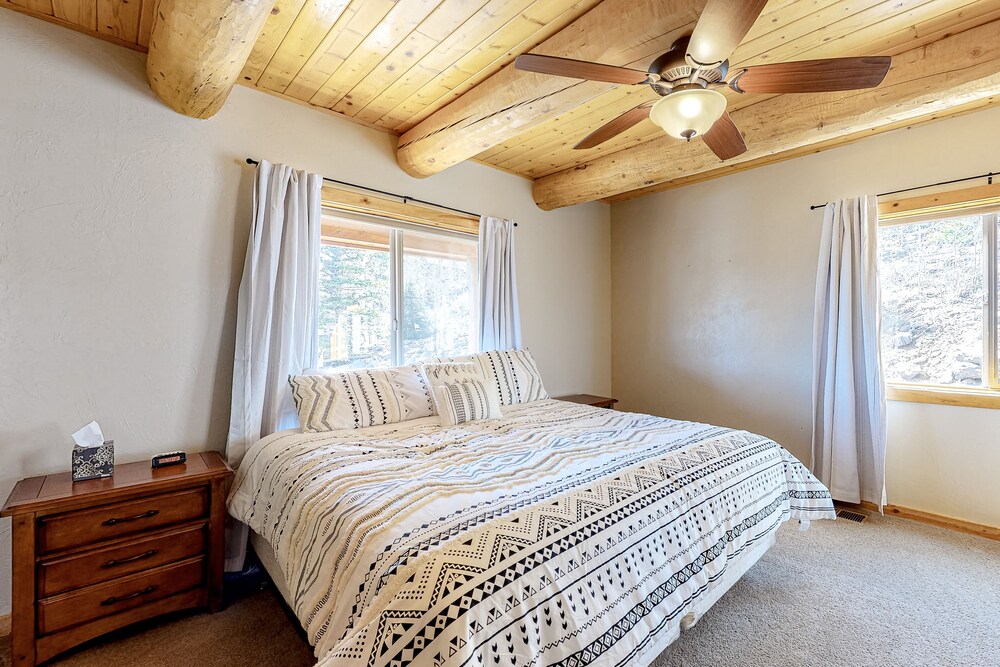 Threestory log cabin large deck, fast WiFi, fireplace & loft with