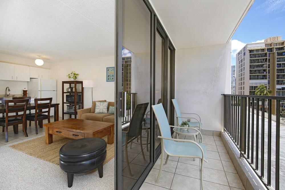 BudgetFriendly and AirConditioned with Washlet and Washer/Dryer