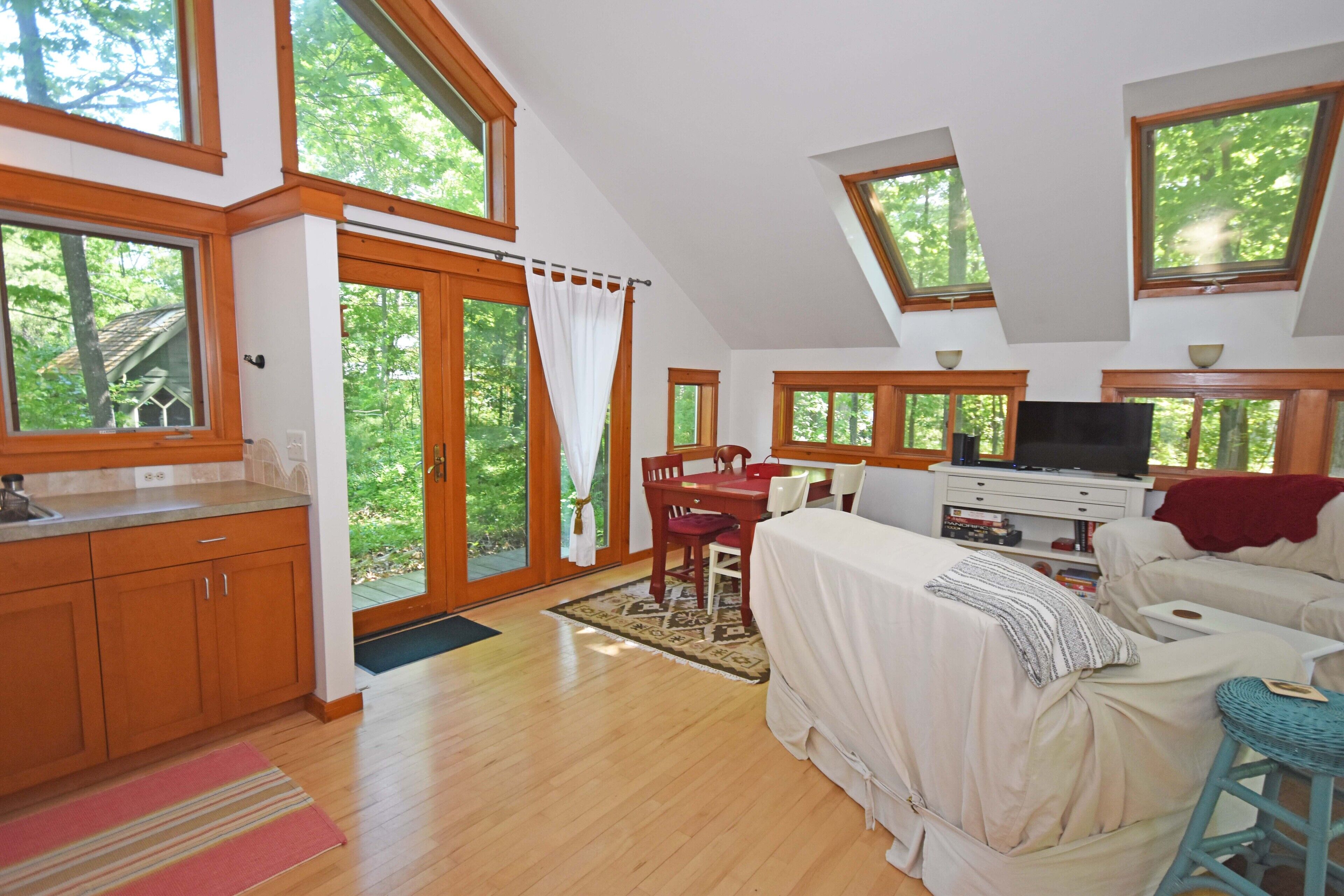 Adorable 1BR/1BA Cottage In Downtown Glen Arbor, Just Steps To The Beach! in Traverse City, United States