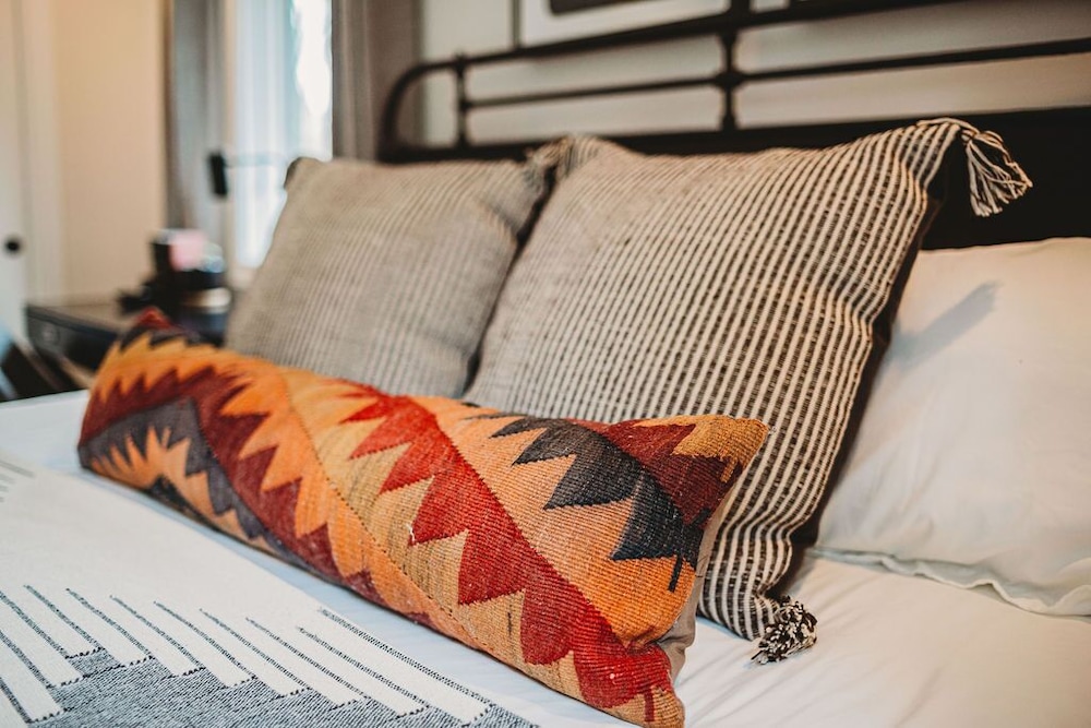 Loma House-heated pool, hot tub, sauna, walk to Warren Dunes!