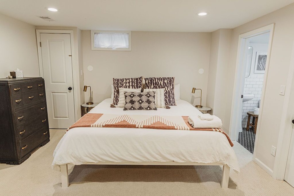 Loma House-heated pool, hot tub, sauna, walk to Warren Dunes!