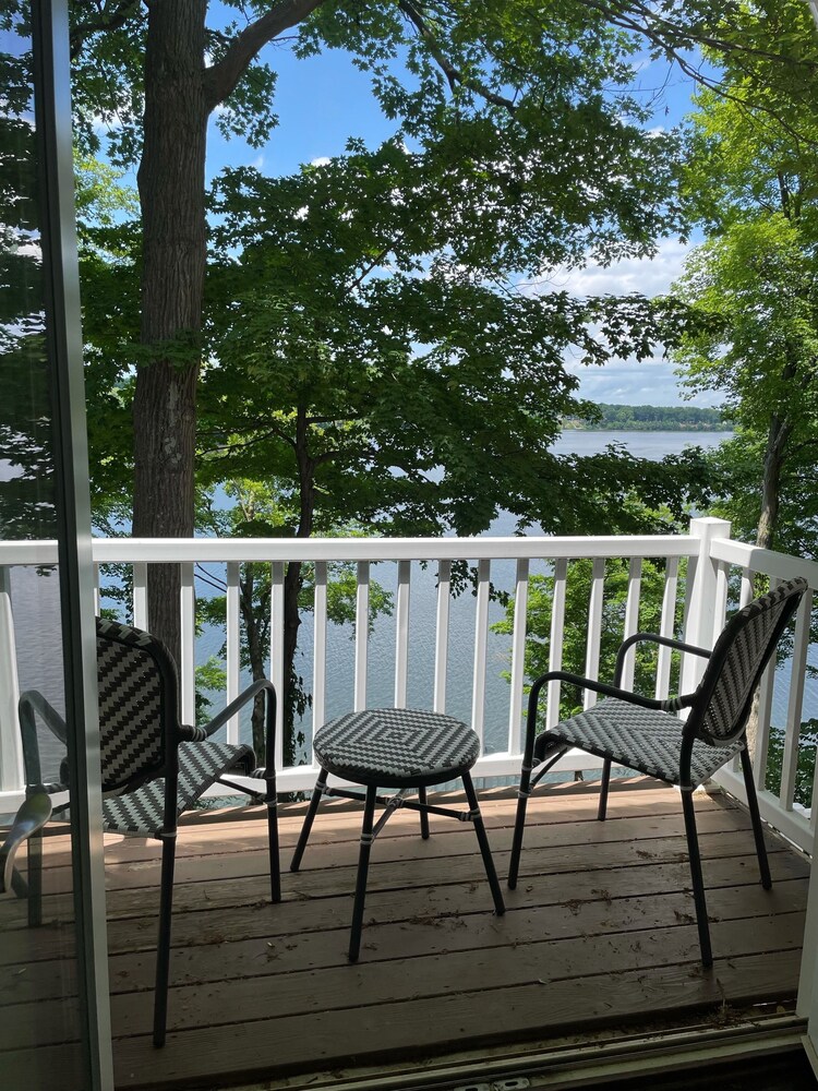 Cozy winter nights firepit, large hot tub, lakefront, near ski and