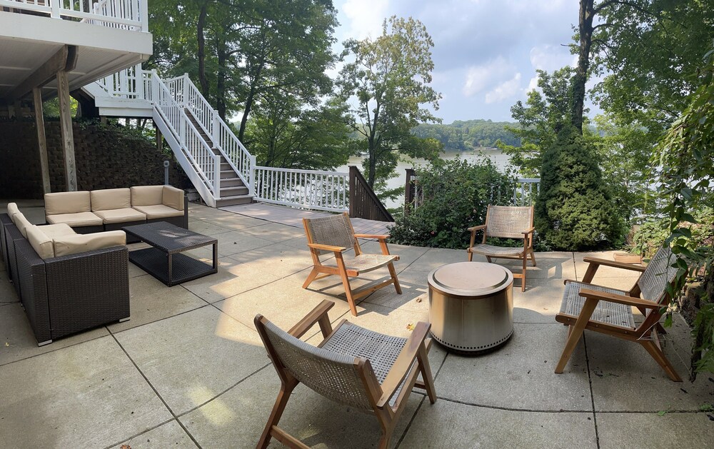 Cozy winter nights firepit, large hot tub, lakefront, near ski and