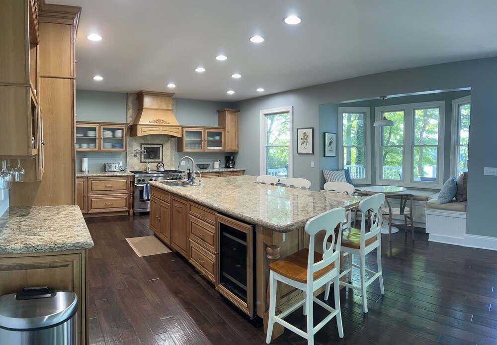 Cozy winter nights firepit, large hot tub, lakefront, near ski and