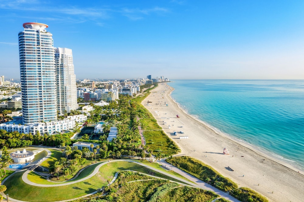 Luxurious Miami 3 BR w/ Rooftop Pool, Gym, Parking