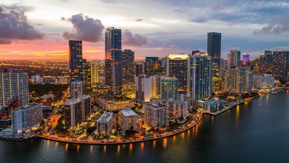Luxurious Miami 3 BR w/ Rooftop Pool, Gym, Parking