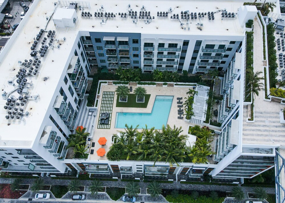 Luxurious Miami 3 BR w/ Rooftop Pool, Gym, Parking