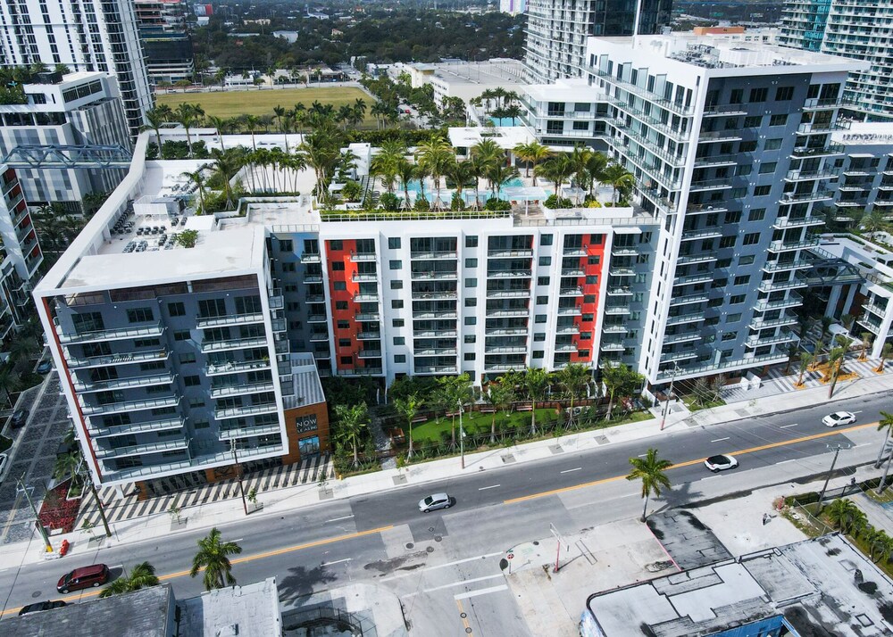 Luxurious Miami 3 BR w/ Rooftop Pool, Gym, Parking