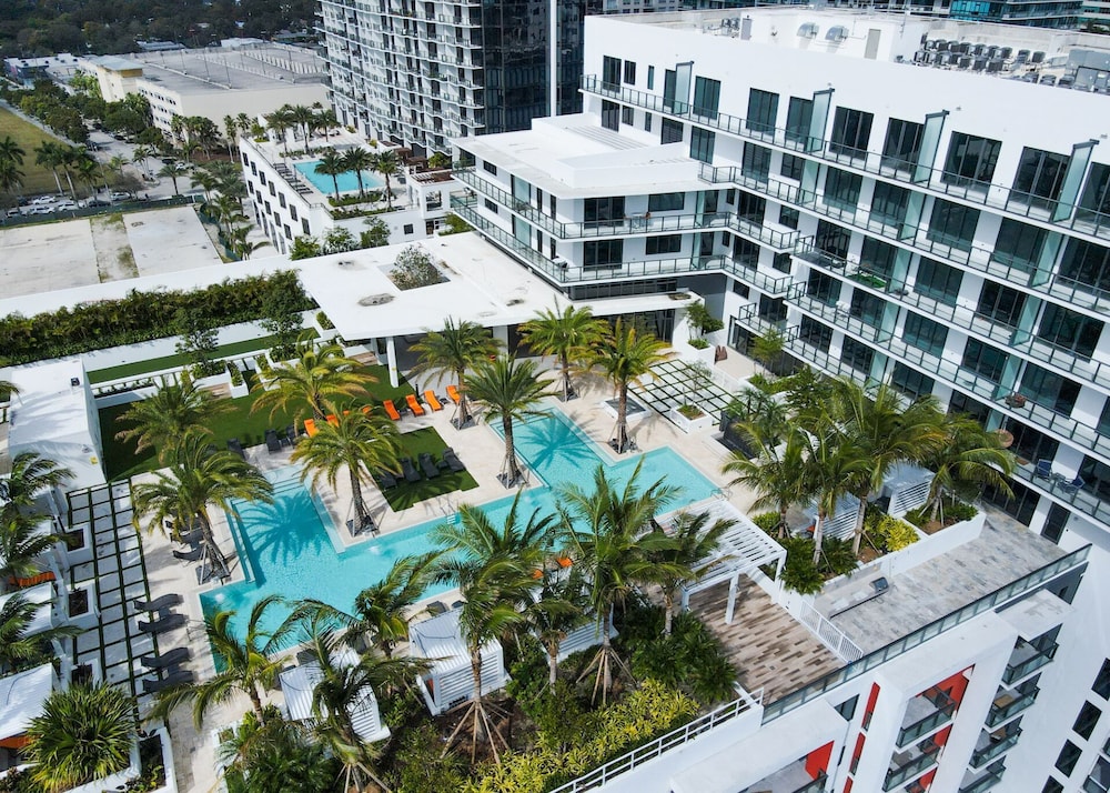 Luxurious Miami 3 BR w/ Rooftop Pool, Gym, Parking