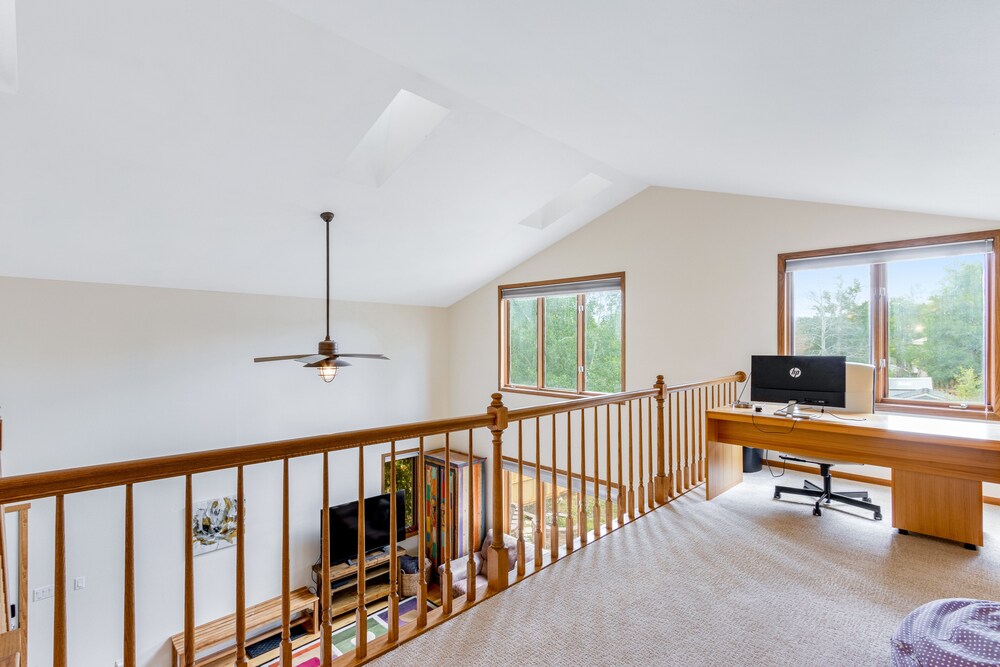 DogFriendly Mountain House + Loft w/Free WiFi, Enclosed Patio, Gas