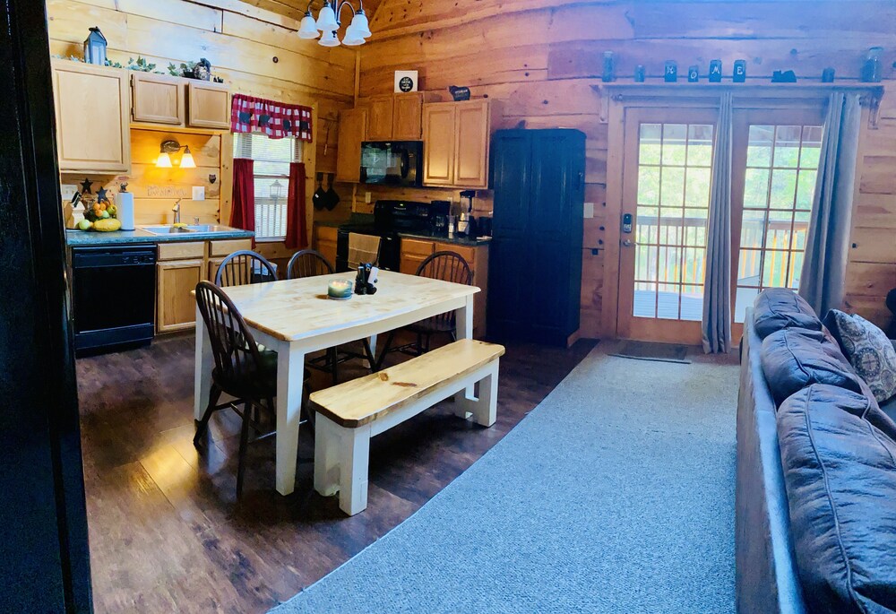 Cozy Bear Cabin 3/3 near Gatlinburg & Smoky Mtns