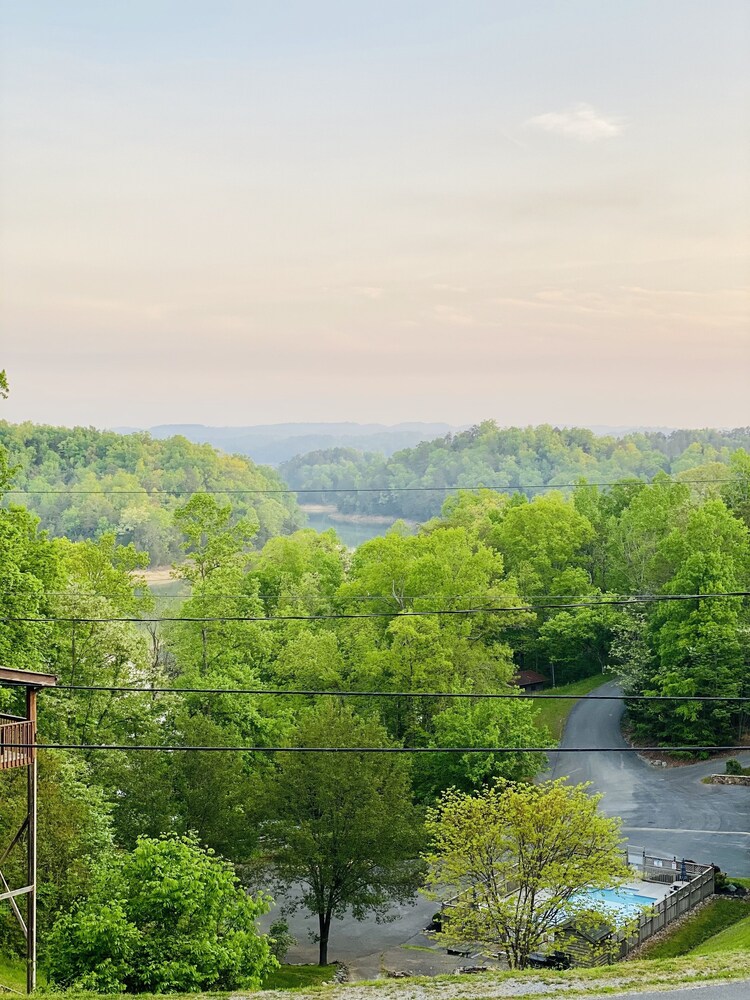 Cozy Bear Cabin 3/3 near Gatlinburg & Smoky Mtns