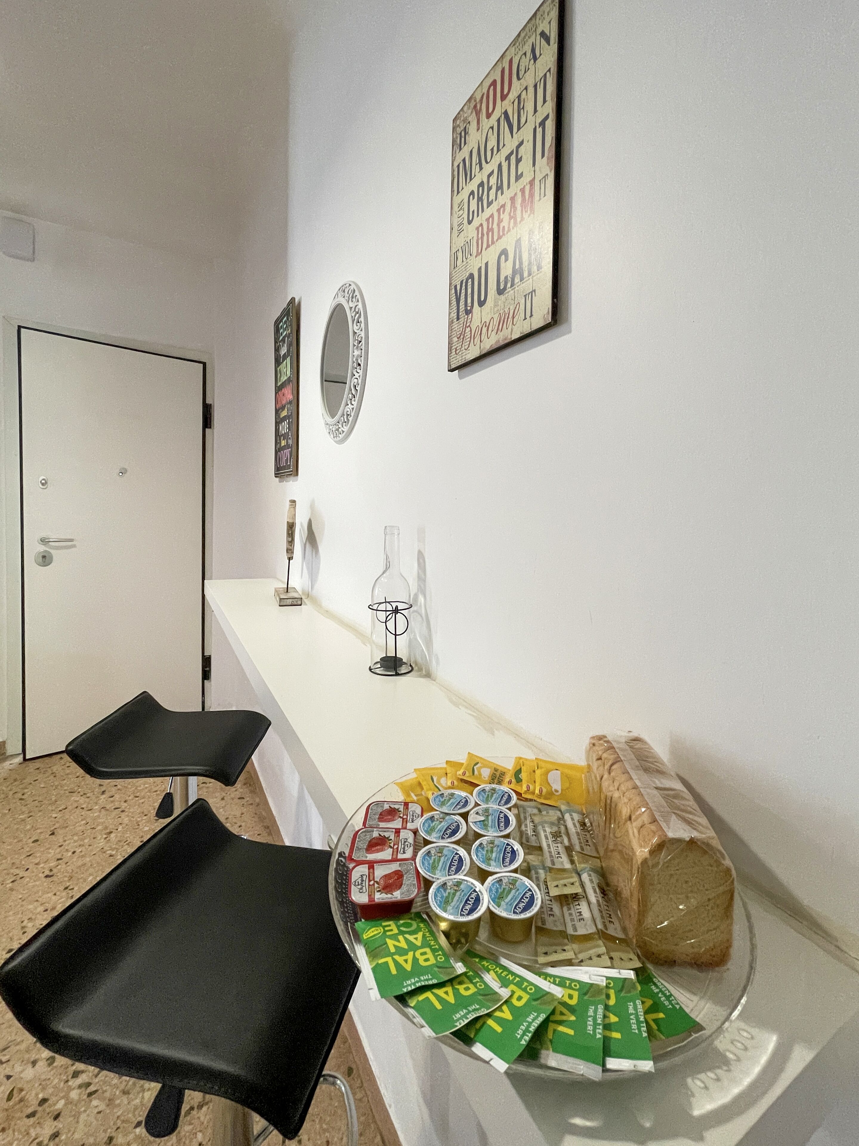 Quiet and Artsy Apartment 300m from Metaxourgeio Metro Station: Precios,  promociones y comentarios | Expedia.com