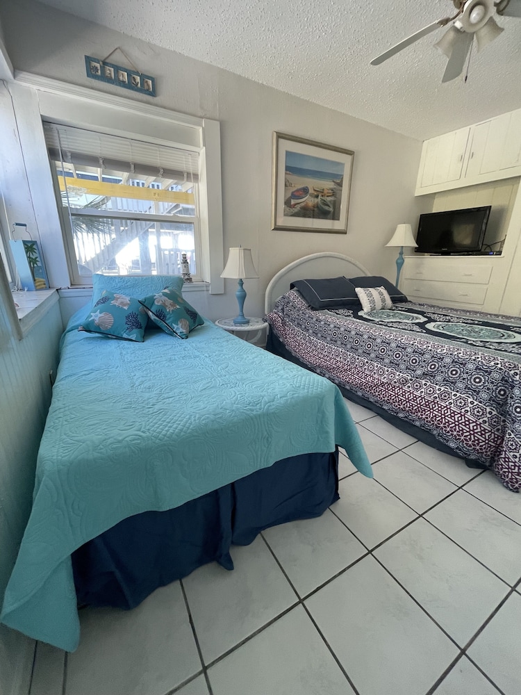 COZY COTTAGE ON PRIVATE BEACH *CLEARWATER/BELLEAIR BEACH Belleair