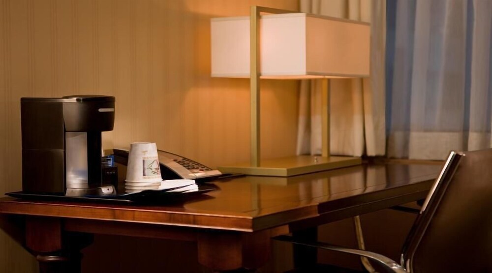 Stay Minutes Away From Iconic NYC Landmarks! Great Unit, Near Rockefeller Center