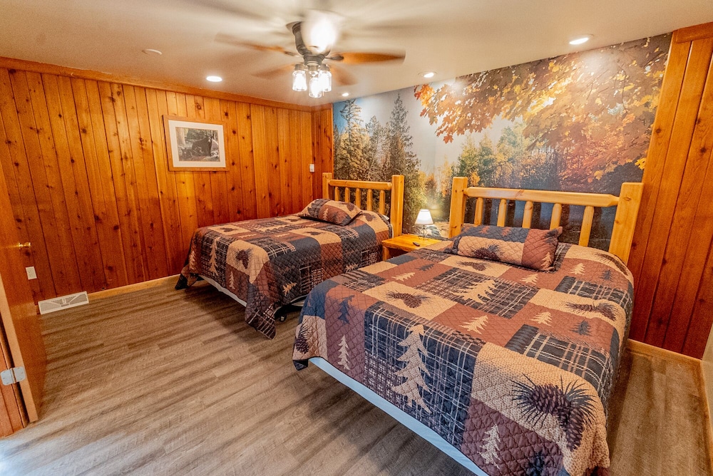 Marietta's River Retreat 3BR,2BA,Hot Tub,Downtown Ohiopyle Ohiopyle