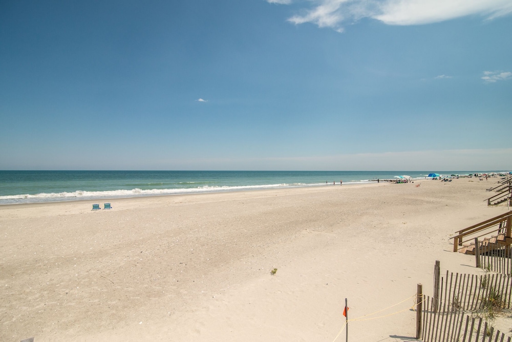 396 Myrtle Ave 6BR 6.5 BATH Pawleys Island New to rental program!  Oceanfront