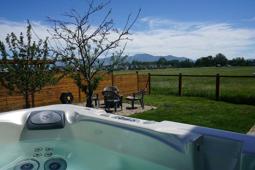Bozeman Basecamp Full House Backyard Hot Tub Deals & Reviews