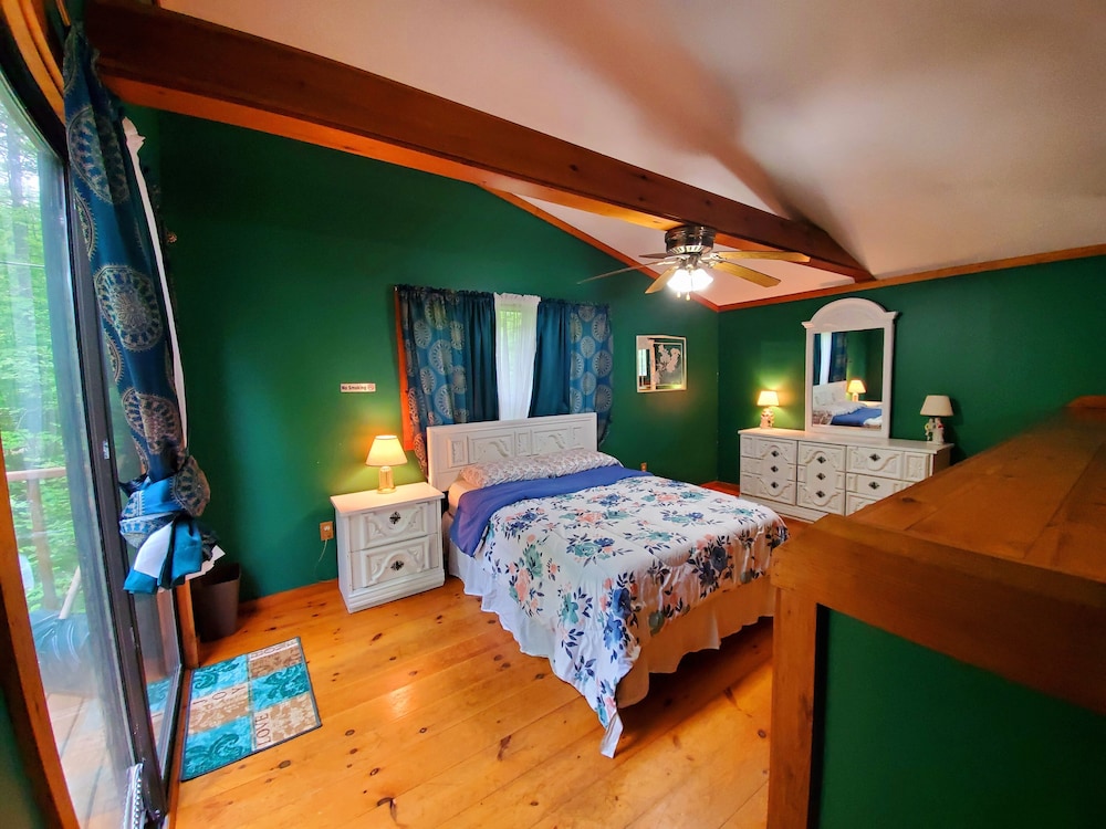 2 minute walk to Shagg Pond/Bryant Pond. Pet friendly! Woodstock Vrbo